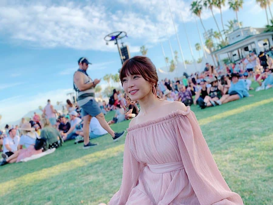 宇野実彩子さんのインスタグラム写真 - (宇野実彩子Instagram)「. #coachella2019 3日目も 歌って踊って楽しかったです🎼🎡✨ . 今日はオフショルワンピに編み込みヘアで参加したよ👗💞 素敵なフェスコーデもたくさん見かけて 勉強になった👀📝 . 最高の音楽に触れた旅でした💝 #うの旅」4月15日 18時45分 - misako_uno_aaa