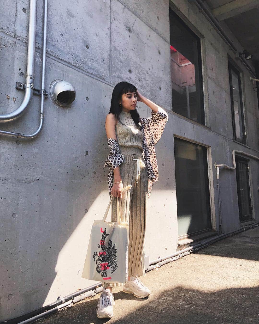 Juriさんのインスタグラム写真 - (JuriInstagram)「今日の服 あったかいのでお気に入りのしょっちゅうしてたセットアップに 明日4/16発売の柄シャツです❤️ #juemi @_juemi_ @juemi_sync #今日の服 #セットアップ #柄シャツ」4月15日 18時50分 - juritakiguchi