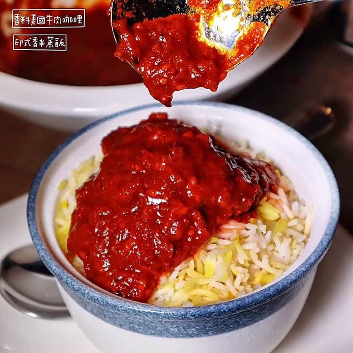 のインスタグラム：「📍Taipei, Taiwan 納達吉印度料理Nataraj Indian Cuisine / 以下餐點及價位 菠菜起士煎餅 $180 美味程度：🌕🌕🌕🌕🌑 💡補充💡質地非常扎實，裡面有包入一點起司🧀️切的時候還有一點小牽絲！味道上蠻特別的，是好吃的特別🤣帶點奶香和印式香料的咖哩味道😍 窯烤醃製紅香料雞腿肉 $360 美味程度：🌕🌕🌕🌕🌗 💡補充💡用紅香料和優格去處理的無骨雞腿肉🐔窯烤之後外面香料味道實在太棒，皮軟軟的混著一層厚厚香料味，不論有沒有擠上檸檬🍋我都非常喜歡！雞腿肉則是沒話說的嫩又多汁🤤 香料美國牛肉咖哩 $420 美味程度：🌕🌕🌕🌕🌗 💡補充💡吃起來很像香料味很重的版本的牛腩🐂因為他基底除了大量香料外就是番茄🍅醬汁熬煮到非常濃稠，牛肉燉煮的非常軟，很好入口！但又不會軟到太碎，而是形狀完整的一塊塊很大的牛肉！整體偏重口味但我很喜歡😍 花椰菜蘑菇咖哩 $350 美味程度：🌕🌕🌕🌕🌗 💡補充💡雖然都是蔬菜，但是花椰菜和蘑菇量真的滿滿滿，每一口都吃的到料👍🏻香料味道很明顯，我真的超愛香料味😭加入大量腰果調味的咖喱讓味道上多了股柔和感，頗有層次，會讓人想一口接一口🥰 原味烤餅 $90 美味程度：🌕🌕🌕🌕🌗 💡補充💡厚度較厚一點，吃起來很香，不用沾咖喱直接單吃它就很可以了其實😂Q度和彈性都表現的非常好，大推給大家！！來吃印度菜真的要什麼餅都給他點來吃啊😭💕配咖喱很讚🍛 原味千層烤餅 $90 美味程度：🌕🌕🌕🌕🌗 💡補充💡一層層的，厚度比原味烤餅薄，但是Q度不輸他🤭而且是全麥的，帶點小麥香氣越嚼越香！點烤餅來配咖喱真的是正確的選擇🤤 印式香米蒸飯 $90 美味程度：🌕🌕🌕🌗🌑 💡補充💡除了想試烤餅，印式香料飯也是很想嘗試的💪🏼因為平常吃到泰國米比較多，印度米倒是比較少見，吃起來粒粒分明，細細長長又薄薄的口感的米，黃色是加入薑黃而不是番紅花，所以孕婦也可以安心食用👌🏻朋友一起聚餐的話建議可以烤餅和飯都點來試試看，配咖喱有不同風味！如果是自己來吃，我就建議可以選烤餅配咖喱😍 印度脆餅佐羅望子醬與小黃瓜番茄洋蔥沙拉 $招待 美味程度：🌕🌕🌕🌗🌑 💡補充💡脆餅是用扁豆粉做的，吃起來鹹鹹香香的，非常薄脆😊小黃瓜番茄洋蔥沙拉吃起來有點像莎莎醬，但不太一樣，配著吃很清爽👌🏻 印度甜菜根蛋糕 $招待 美味程度：🌕🌕🌗🌑🌑 💡補充💡這個應該外面沒看過吧！口感非常特別，很像牛奶糖的質地，甜菜根味道挺強烈，我和朋友第一次吃印度甜點，吃不太習慣🤣要配著一旁的香草冰淇淋吃比較好，也較解甜膩👌🏻 牛奶燉米布丁 $110 美味程度：🌕🌕🌗🌑🌑 💡補充💡印度甜點實在是吃不太慣！所以評分實在蠻主觀哦！吃起來是很綿密的口感！ 原味優格飲料 $120 草莓優格飲料 $150 芒果優格飲料$150 美味程度：🌕🌕🌕🌗🌑 印式香料奶茶(冷/熱) $130 美味程度：🌕🌕🌕🌑🌑 💡補充💡算是喝過香料味蠻偏重的一款印式奶茶☕️糖是給一罐讓自己依照自己甜度需求加入！熱的記得要趁熱喝哦！風味較佳，比起熱的我個人更喜歡冷的！ 整體： 環境衛生：🌕🌕🌕🌕🌕 服務態度：🌕🌕🌕🌕🌕 再訪意願：🌕🌕🌕🌕🌗 🗺台北市松山區南京東路五段75號 🚇捷運南京三民站1號出口 ☎(02)2748-5777 ⏰11:30-14:30 17:30-21:30 🍽2019.04.14到訪用餐 💡補充💡咖哩和烤餅配起來份量真的不少，是可以吃飽的👌🏻尤其用料實在，香料味道和一般不一樣，是那種會讓你覺得豐富到很有層次那種，真心覺得很可以推薦給大家🥳 🕵🏻‍♂️4foodie告訴你🕵🏻‍♂️台灣印度餐廳很少🇮🇳從裝潢到擺飾這麼精緻的又更少，真的是很特別的一家印度餐廳！裡面的主廚和老闆都在五星級飯店待過，甚至老闆還在印度待了20多年～對印度菜有一定的要求之外，各個來頭可都不小呢🤩 #4foodie #4foodie南京三民站 #台北美食 #南京三民美食 #印度料理 #台北咖哩 #咖哩 #台湾グルメ #taipeifood #taipeitravel #taiwanfood #taiwanesefood #台北グルメ #印度美食 ©️版權所有，不得轉載copyrights reserved」