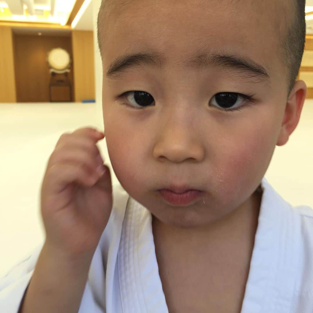 鈴木夏未さんのインスタグラム写真 - (鈴木夏未Instagram)「空手坊主、オレンジ帯になりました ・ 頑張っています ・ ・ ・ ・ #幼稚園年長５歳  #極真 #極真空手 #極真会館 #極真空手キッズ」4月16日 0時28分 - natyumisuzuki