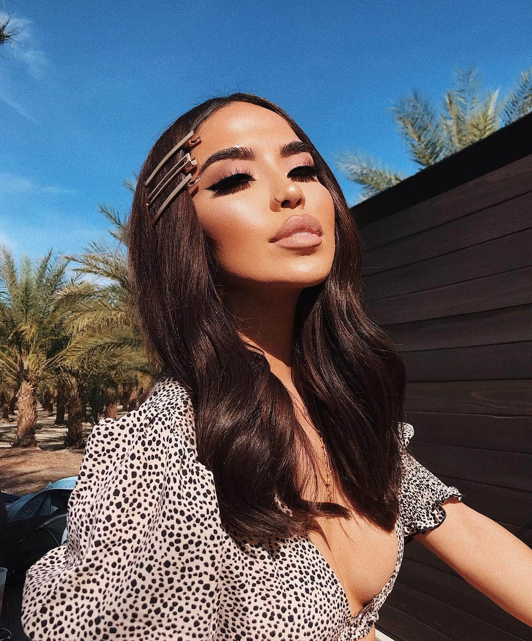 iluvsarahiiさんのインスタグラム写真 - (iluvsarahiiInstagram)「Makeups been on point out here in the desert thanks to some key products from @urbandecaycosmetics 💜  Wearing my Brow Blade Ink Stain + Waterproof Eyebrow Pencil. This seriously DOES NOT MOVE at all so they stay fluffy and fierce while in the heat. Then i set my face with my All Nighter Long-Lasting Setting Spray that keeps my entire makeup on lock for hours even while I’m in the sun, running around the festival , eating and singing👌🏼 #iluvsarahii # UrbanDecay #UrbanDecayPartner #Ad」4月16日 0時22分 - iluvsarahii