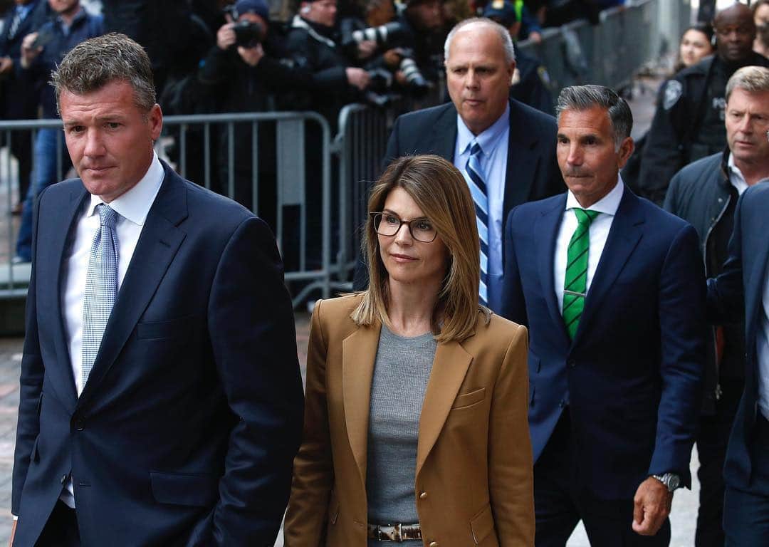 E! Onlineさんのインスタグラム写真 - (E! OnlineInstagram)「BREAKING: Lori Loughlin is pleading not guilty to conspiring to commit fraud and money laundering in the college admissions scandal. Link in bio for more on the deal that could land her in prison for years. (📷: Getty Images)」4月16日 0時23分 - enews