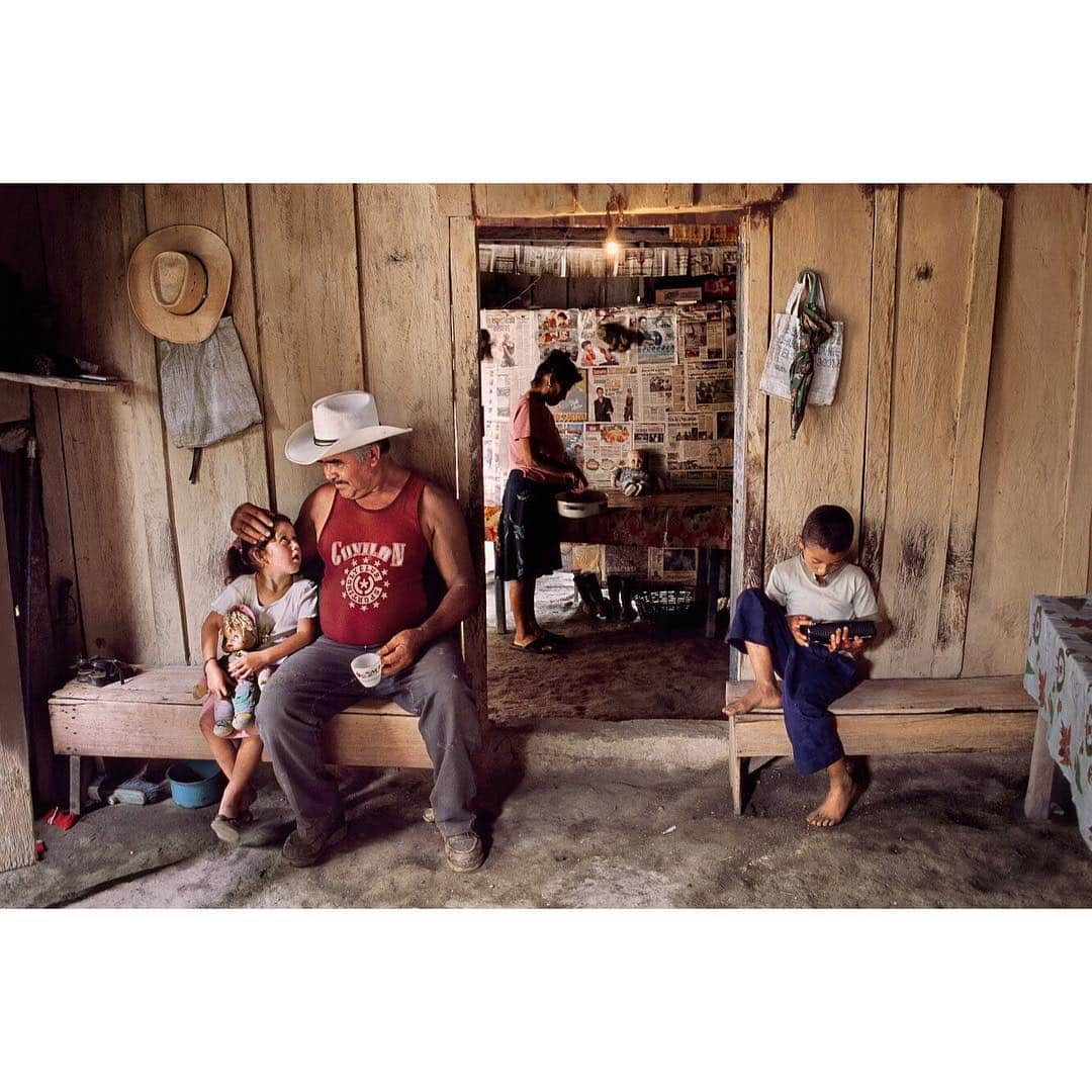 スティーブ・マカリーさんのインスタグラム写真 - (スティーブ・マカリーInstagram)「“The family is one of nature's masterpieces.” - George Santayana. 1st image: Al Hudaydah, #Yemen, 1997.  2nd image: La Fortuna, #Honduras, 2004. 3rd image: #Seoul, #SouthKorea, 2016. 4th image: #Mumbai, #India, 1996. 5th image: #Myanmar, 1994.」4月16日 0時24分 - stevemccurryofficial