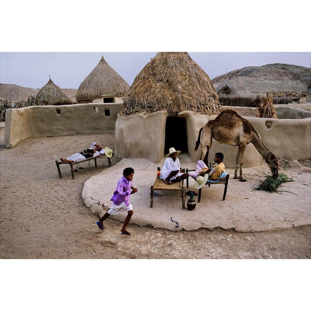 スティーブ・マカリーさんのインスタグラム写真 - (スティーブ・マカリーInstagram)「“The family is one of nature's masterpieces.” - George Santayana. 1st image: Al Hudaydah, #Yemen, 1997.  2nd image: La Fortuna, #Honduras, 2004. 3rd image: #Seoul, #SouthKorea, 2016. 4th image: #Mumbai, #India, 1996. 5th image: #Myanmar, 1994.」4月16日 0時24分 - stevemccurryofficial