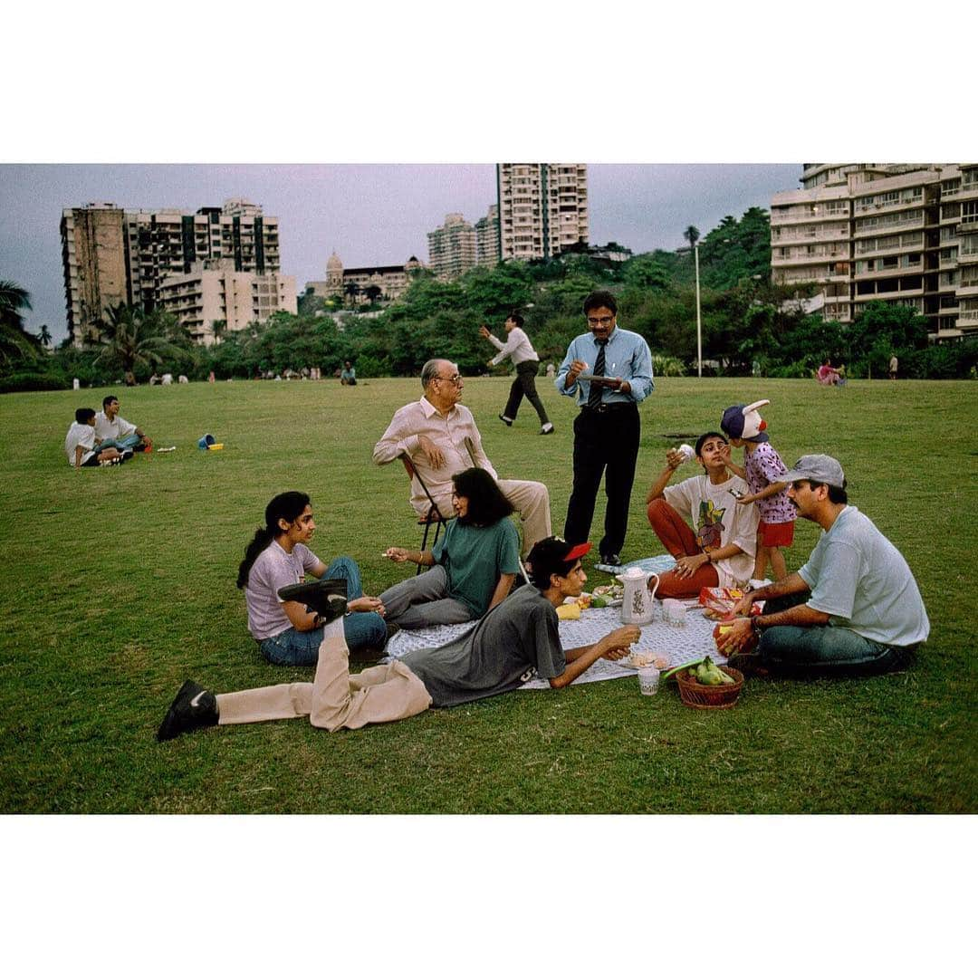 スティーブ・マカリーさんのインスタグラム写真 - (スティーブ・マカリーInstagram)「“The family is one of nature's masterpieces.” - George Santayana. 1st image: Al Hudaydah, #Yemen, 1997.  2nd image: La Fortuna, #Honduras, 2004. 3rd image: #Seoul, #SouthKorea, 2016. 4th image: #Mumbai, #India, 1996. 5th image: #Myanmar, 1994.」4月16日 0時24分 - stevemccurryofficial