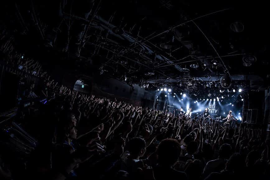 猪狩秀平さんのインスタグラム写真 - (猪狩秀平Instagram)「♪ . 2019.4.14.Hiroshima Quattro🌶 . 11月から始まったLife In The Sun Tourも遂に本編が終了しました！ 無事にここまで来れた〜！ . 残すはファイナルシリーズのみ！ 大阪と札幌はまだチケットがあるので、絶対遊びに来て〜！☺︎ ハッキリ言ってヤバいツアーになってるからマジで見て欲しい！ あんまりこんな事思わないねんけど、思えております☺︎ . 最後の二日間一緒にやってくれた#theoralcigarettes ありがとう〜！←綴り間違えない方法を思いついた。 . 最後の写真。 実はマネージャーのヤナイさんとはもう１５年くらいの付き合いになるのかな？？ 経たなー！！笑 . んじゃファイナルシリーズで☺︎ . @hayachinphoto  #heysmith  #theoralcigarettes」4月15日 19時05分 - hey_igari_0131