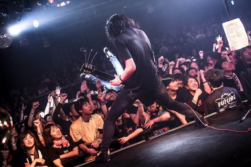 猪狩秀平さんのインスタグラム写真 - (猪狩秀平Instagram)「♪ . 2019.4.14.Hiroshima Quattro🌶 . 11月から始まったLife In The Sun Tourも遂に本編が終了しました！ 無事にここまで来れた〜！ . 残すはファイナルシリーズのみ！ 大阪と札幌はまだチケットがあるので、絶対遊びに来て〜！☺︎ ハッキリ言ってヤバいツアーになってるからマジで見て欲しい！ あんまりこんな事思わないねんけど、思えております☺︎ . 最後の二日間一緒にやってくれた#theoralcigarettes ありがとう〜！←綴り間違えない方法を思いついた。 . 最後の写真。 実はマネージャーのヤナイさんとはもう１５年くらいの付き合いになるのかな？？ 経たなー！！笑 . んじゃファイナルシリーズで☺︎ . @hayachinphoto  #heysmith  #theoralcigarettes」4月15日 19時05分 - hey_igari_0131