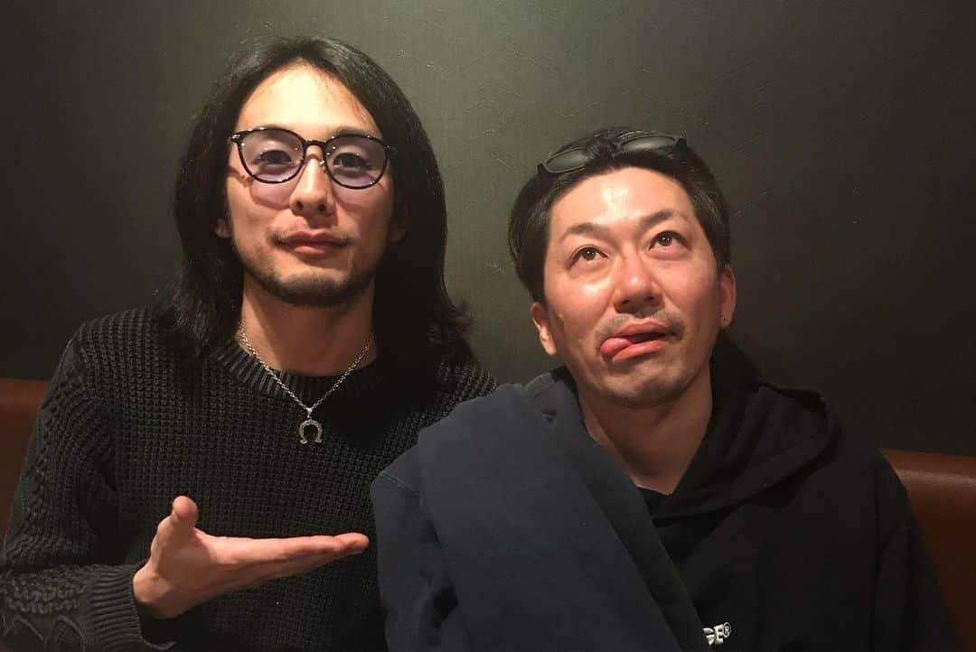 猪狩秀平さんのインスタグラム写真 - (猪狩秀平Instagram)「♪ . 2019.4.14.Hiroshima Quattro🌶 . 11月から始まったLife In The Sun Tourも遂に本編が終了しました！ 無事にここまで来れた〜！ . 残すはファイナルシリーズのみ！ 大阪と札幌はまだチケットがあるので、絶対遊びに来て〜！☺︎ ハッキリ言ってヤバいツアーになってるからマジで見て欲しい！ あんまりこんな事思わないねんけど、思えております☺︎ . 最後の二日間一緒にやってくれた#theoralcigarettes ありがとう〜！←綴り間違えない方法を思いついた。 . 最後の写真。 実はマネージャーのヤナイさんとはもう１５年くらいの付き合いになるのかな？？ 経たなー！！笑 . んじゃファイナルシリーズで☺︎ . @hayachinphoto  #heysmith  #theoralcigarettes」4月15日 19時05分 - hey_igari_0131