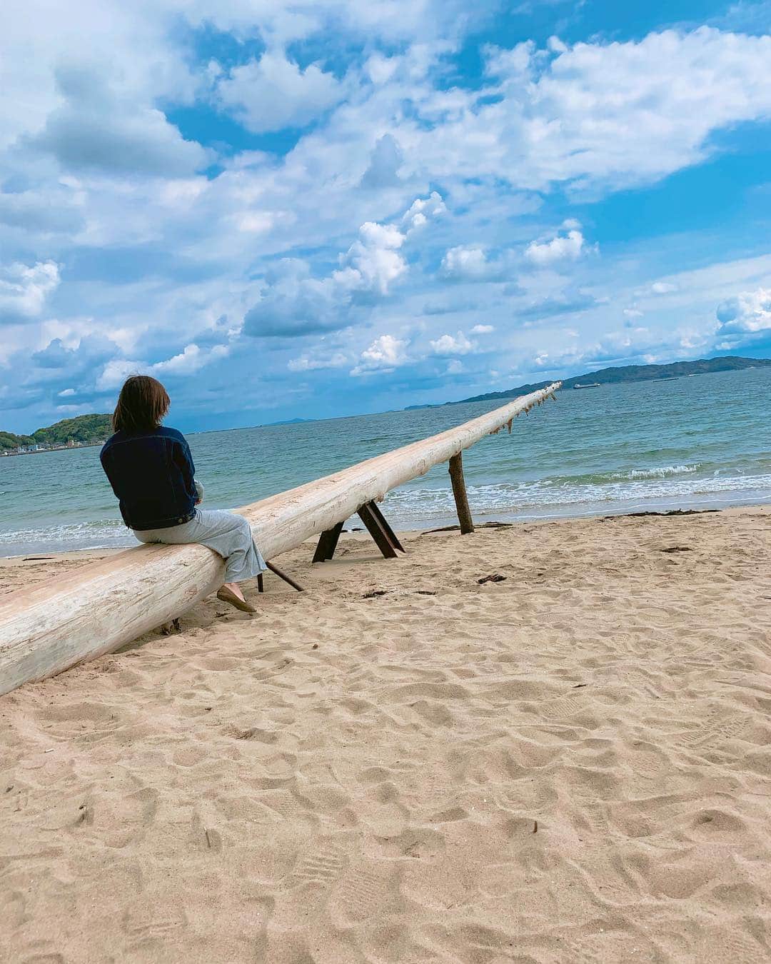 奥山絵里奈さんのインスタグラム写真 - (奥山絵里奈Instagram)「#福岡 に行っていました😊福岡の#糸島 へ初めて行きましたが、なにやら#インスタスポット ばかりに笑 糸島 は海と砂浜が凄く綺麗でそれこそ#ハワイ のようでした🏖 写真好きには楽しいのかも？ まだ色々あるのでまた載せます！ これは糸島の#ざうお本店 の#ヤシの木ブランコ 🌴 と大きな#流木 🌲  #福岡旅行 #福岡観光 #インスタ映え #糸島ドライブ #糸島巡り #japantrip #japantravel #子連れ旅行 #赤ちゃん連れ旅行 #子供とお出かけ #1歳5ヶ月 #国内旅行 #九州旅行 #ざうおビーチ #水着 #海水浴」4月15日 19時00分 - erinaokuyama