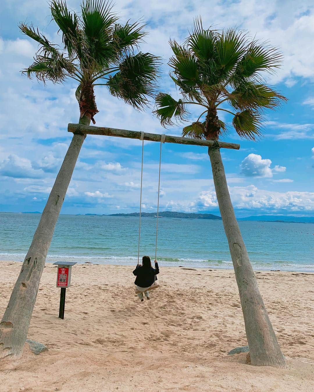 奥山絵里奈さんのインスタグラム写真 - (奥山絵里奈Instagram)「#福岡 に行っていました😊福岡の#糸島 へ初めて行きましたが、なにやら#インスタスポット ばかりに笑 糸島 は海と砂浜が凄く綺麗でそれこそ#ハワイ のようでした🏖 写真好きには楽しいのかも？ まだ色々あるのでまた載せます！ これは糸島の#ざうお本店 の#ヤシの木ブランコ 🌴 と大きな#流木 🌲  #福岡旅行 #福岡観光 #インスタ映え #糸島ドライブ #糸島巡り #japantrip #japantravel #子連れ旅行 #赤ちゃん連れ旅行 #子供とお出かけ #1歳5ヶ月 #国内旅行 #九州旅行 #ざうおビーチ #水着 #海水浴」4月15日 19時00分 - erinaokuyama