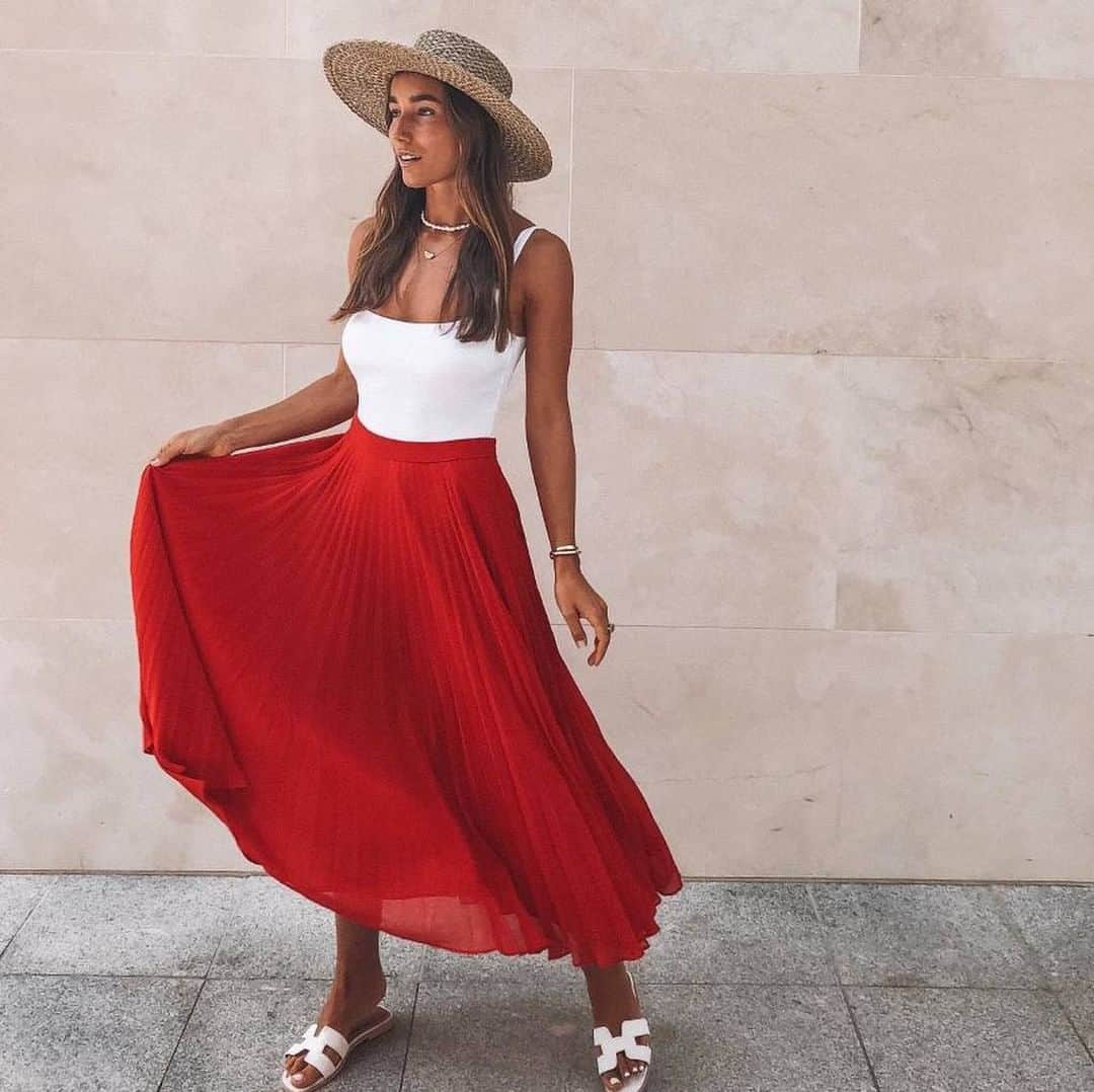 クーカイのインスタグラム：「Red Touch ! 💋 Ajoutez une touche de rouge à votre dressing avec la jupe Carlota ! . . . #kookaiette #fashion #outfit #style」