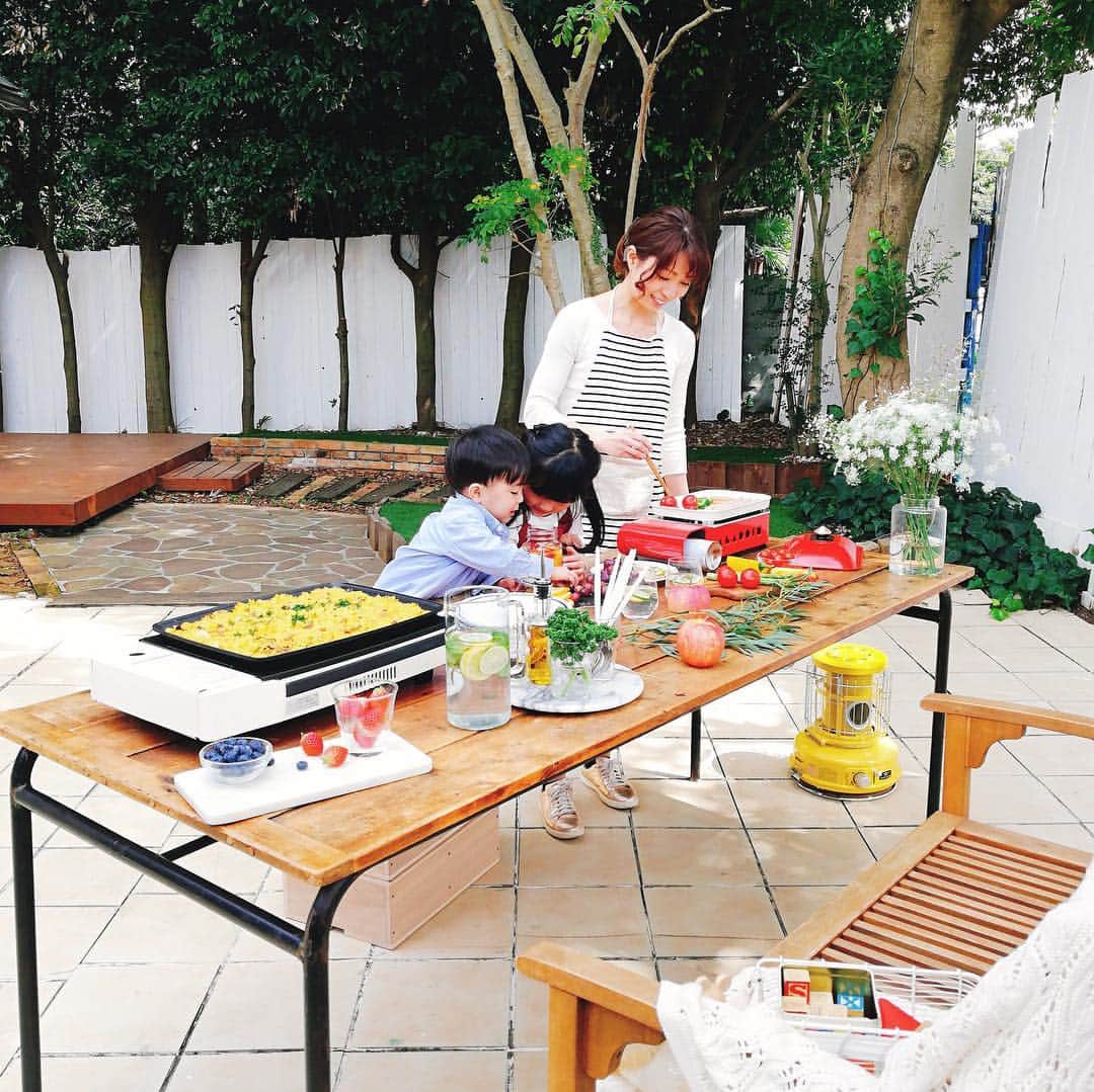 筧沙奈恵さんのインスタグラム写真 - (筧沙奈恵Instagram)「子どもたちと、 @kidsna.official ×トースターでお馴染みのアラジン様のタイアップ撮影に行ってきました😊 ・ 今回プチパンとグラパンを使って、お庭でプチBBQをしました✨ ・ カラフルなプチパンとグラパンは、色鮮やかで可愛くて写真映えバッチリ😍 ・ グラパンで作ったピラフ、娘は気に入っておかわりしていました😊お外で食べるご飯って、いつもの何倍もおいしく感じます❤️ ・ ポータブルなので、コンセントを気にせずアウトドアでも使えるのが嬉しい😌 ・ 暖かい日が増えてきたので、お天気がいい休日はベランダに出て、ウインナーや野菜、パンケーキを焼いて朝ごはん🥞なんていいな😍と妄想が膨らみます✨ ・ #センゴクアラジン #sengokualaddin #ポータブルガスホットプレート #プチパン #グラパン #アラジン #aladdin #アラジンのある生活 #アウトドア #おうちごはん」4月15日 19時02分 - sanaekakei