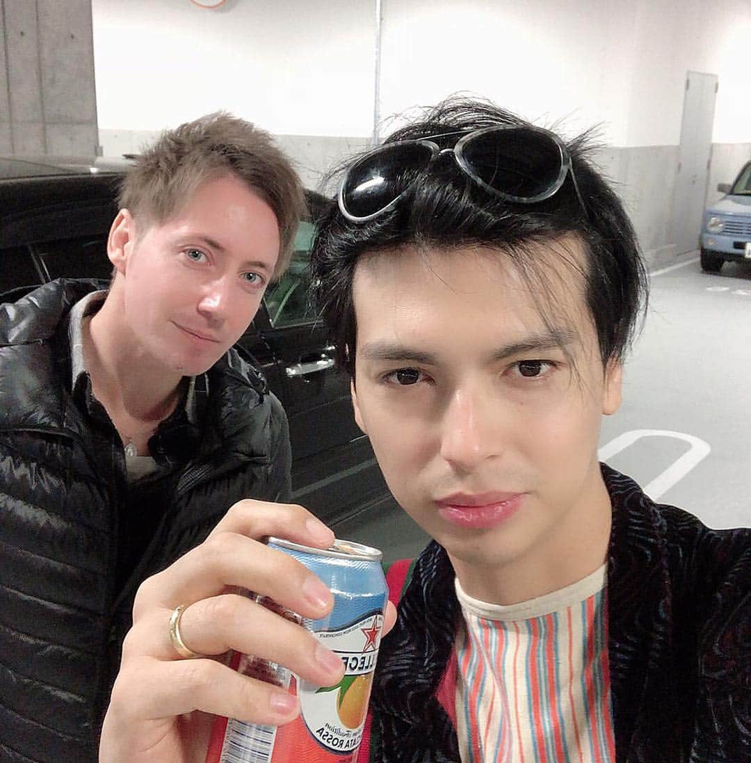 のインスタグラム：「先日、有吉反省会の収録で久々にアレクに会った！ 相変わらずイケメン そして、わたくし4.20に有吉反省会出るんです。 是非観てください。 #有吉反省会 #日テレ #元黒船特派員 #アレク #アレクサンダー #実は10年前くらいに1回飲んでたことが発覚 #お互いうる覚え #gojimu #写真好きな人と繋がりたい #今度2億の新居に遊びいこっと」