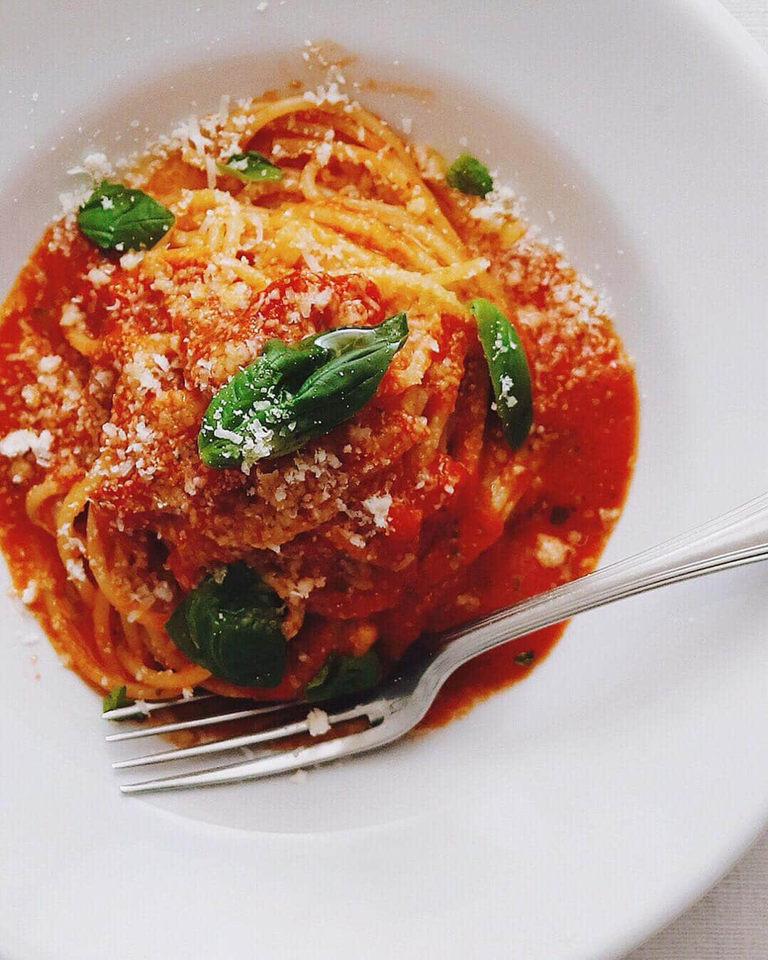 樋口正樹さんのインスタグラム写真 - (樋口正樹Instagram)「Spaghetti Pomodoro 🍝 . 今夜はスパゲッティー。 爽やかなバジルが香る 美味しいトマトソース。 . . #パスタ #トマトソース #ポモドーロ #Spaghetti #Pomodoro #spaghettipomodoro #pasta #topitalianfood#italyfood #italianfood #pastamania #pastalover #lovepasta #pastaitaliana」4月15日 19時12分 - higuccini