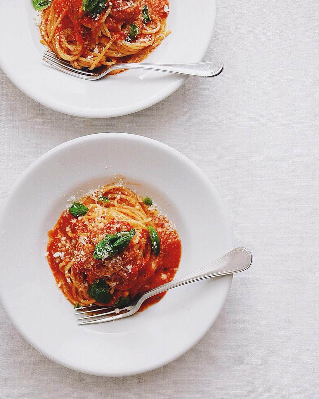 樋口正樹さんのインスタグラム写真 - (樋口正樹Instagram)「Spaghetti Pomodoro 🍝 . 今夜はスパゲッティー。 爽やかなバジルが香る 美味しいトマトソース。 . . #パスタ #トマトソース #ポモドーロ #Spaghetti #Pomodoro #spaghettipomodoro #pasta #topitalianfood#italyfood #italianfood #pastamania #pastalover #lovepasta #pastaitaliana」4月15日 19時12分 - higuccini