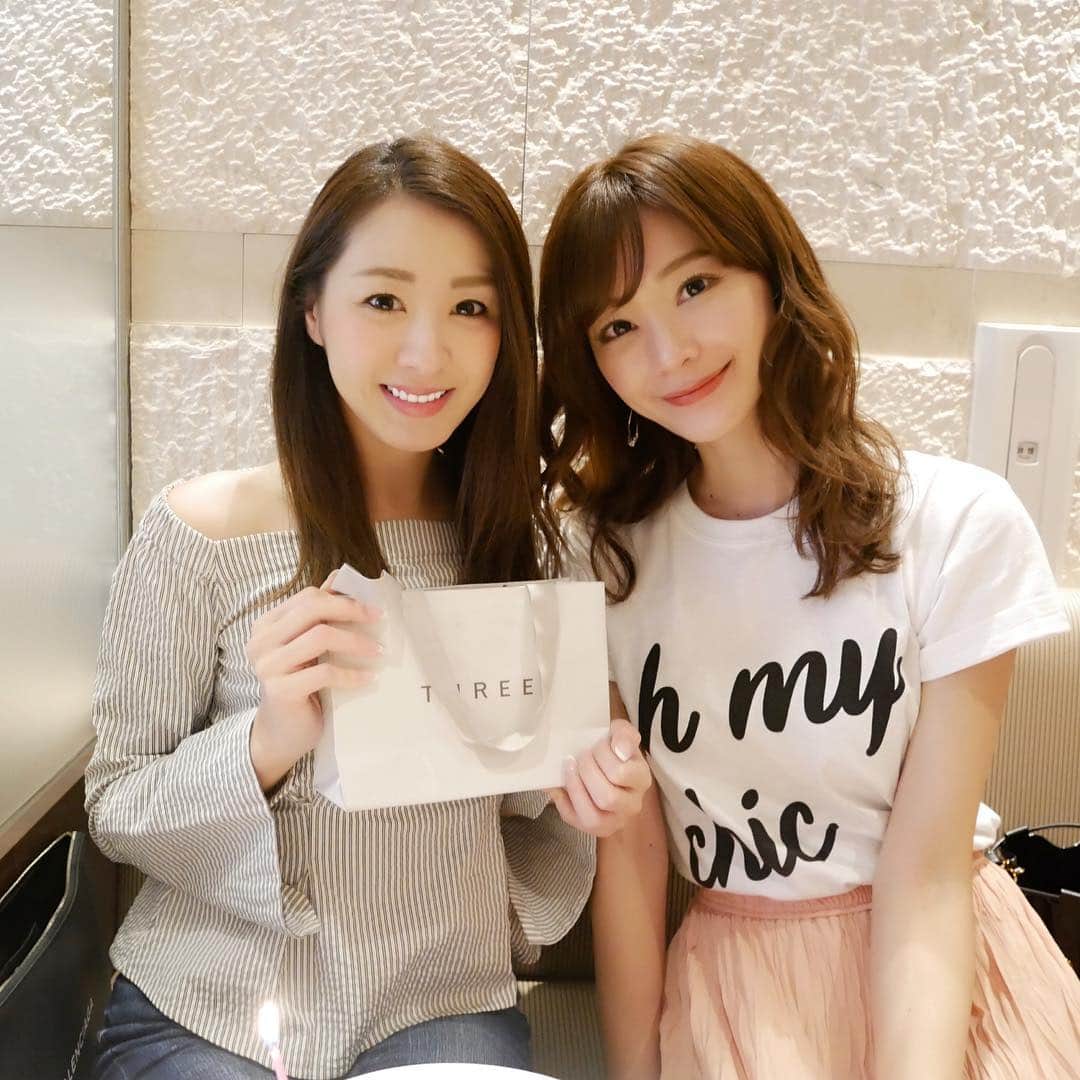 杉下理世のインスタグラム：「ゆきちゃんがお誕生日の前祝いをしてくれました🎂♡ もはや歳を重ねることに嬉しさはないけど、毎年お友達からの愛を感じるとても幸せなシーズンです🌼 ありがとう♡大好き♡ #お誕生日祝い #前祝い #birthday #HBD #friends #仲良し #大好きな人 #ありがとう」