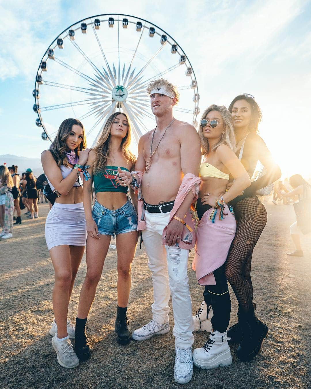 ローガン・ポールさんのインスタグラム写真 - (ローガン・ポールInstagram)「i lost all 12 of my brain cells at coachella. but i did get this extra nipple. s/o underboob」4月15日 19時17分 - loganpaul