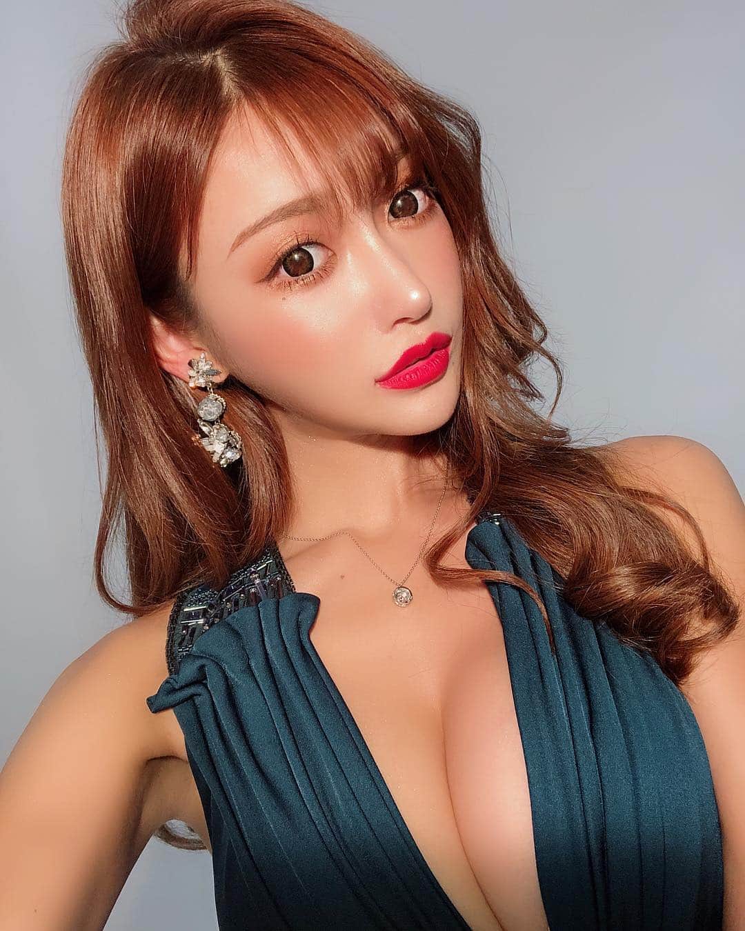 明日花キララのインスタグラム：「ドレスで撮影👗💍」