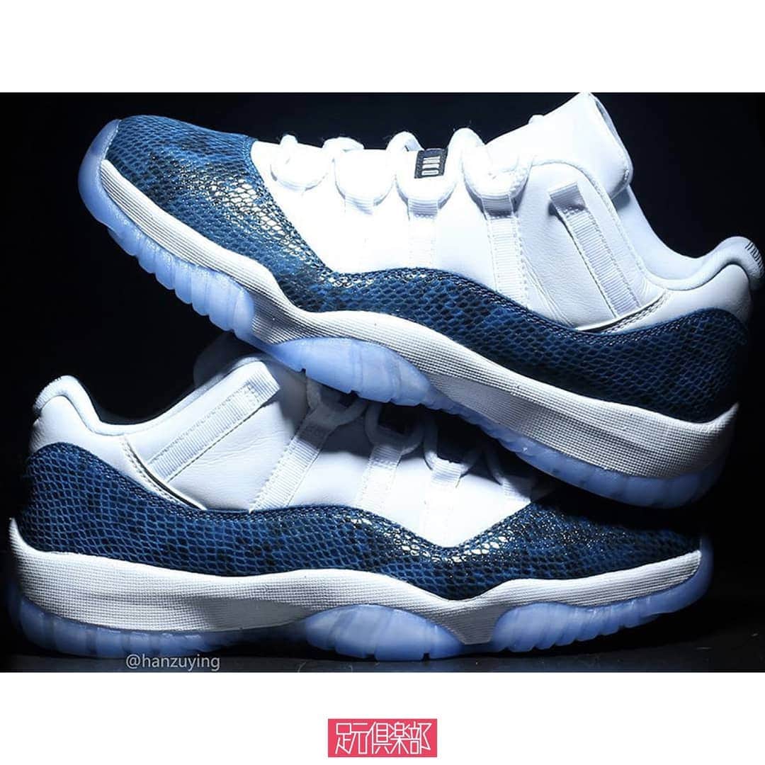 のインスタグラム：「【4/19発売予定】Michael Jordanの要望により、数ある「jordan」シリーズとは一線を画すラグジュアリースタイルとして開発された『Air Jordan 11』。数々の名作を生み出してきたデザイナー、ティンカー・ハットフィールドが手がけたことでもお馴染みであり、同モデルはバスケットボールシューズとして初めてパテントレザーが用いられた一足として知られる。 今作は『Air Jordan 11』のバリエーションを揃える中で2001年に登場した『AIR JORDAN 11 LOW "SNAKE SKIN"』が復刻リリース。通常パテントが配置されたパーツに高級感のあるスネークスキンを採用。バスケットボールシューズとは思えない美しいルックスとなっている。 『AIR JORDAN 11 LOW "SNAKE SKIN"』は4月19日より、「atmos」や「yamaotoko underpass」などで発売が予定されている。 . ブランド : NIKE モデル名: AIR JORDAN 11 LOW "SNAKE SKIN" . ▼今すぐフォローして最新情報をチェックしよう！ 【NIKE 公式アカウント】 ⇒#@nike . 詳細はプロフィールのリンクからどうぞ →@ashimoto.club . #nike #airjordan11 #aj11#airfordan11low #エアジョーダン11 #ナイキ #足元倶楽部#足元クラブ #足元くら部 #足元 #あしもと倶楽部 #スニーカー#スニーカーコーデ #スニーカー同好会#キックス #靴 #コーディネート#スナップ #ファッションスナップ #ストリートスナップ#お気に入りの一足 #今日の逸足 #逸足#운동화 #kicks #newkicks」