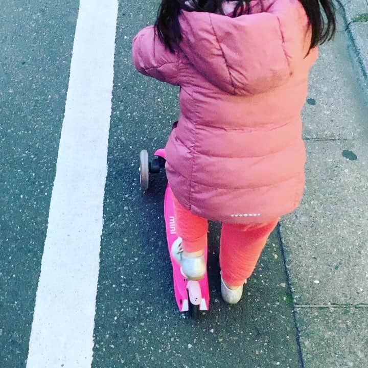 のインスタグラム：「全身ピンクという一つ上のファッションセンスでキックボードを嗜む娘。」