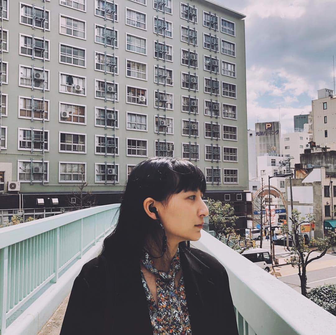 シオのインスタグラム：「・ ・ Thank you @sudio 🙏 ・ 僕が選ばせて頂いた商品はTRE(トレ)です。 ・ ・ TRE（トレ） 耳からイヤホンが落ちるのを防ぐ、セキュアフィットウィングを装備。 バランスよく調整されたサウンドに、最大9時間のバッテリー持続性。 ワイヤレス・インナーイヤー型イヤホンでアクティブな場面でも音楽を楽しみたい方に是非！ ・ 只今Springキャンペーン中です。 2月16日〜4月30日の間にイヤホン製品をご購入いただいた方へ先着でSudioオリジナルポーチを無料プレゼント！ ※キャンペーン期間は在庫限りで終了となります。 ・ しかもクーポンコード【co15】で15%オフになります。※6/10までです。 ・ 製品の情報や他製品はこちらまで。 ・Instagram… ＠sudio ・公式サイト　https://www.sudio.com/jp/ #sudio #sudiomoments」