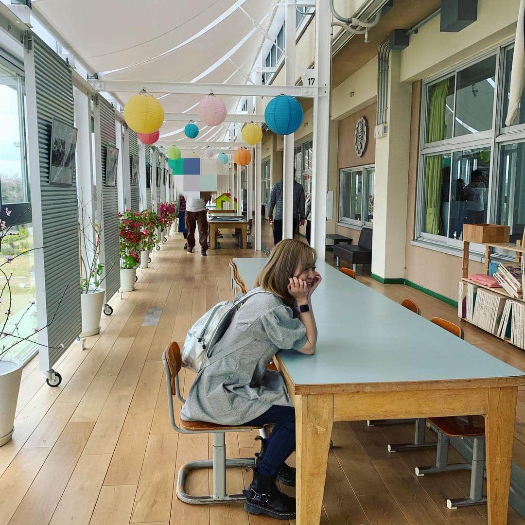 榎本温子さんのインスタグラム写真 - (榎本温子Instagram)「小学校の跡地を道の駅にした #保田小学校道の駅 へ行ってきました！わー、本当に学校だー😍教室に泊まれるプランもあるとのこと。なるほどお布団！ #instatrip #千葉 #chiba #千映え #school #japan」4月15日 19時27分 - atsuko_bewe