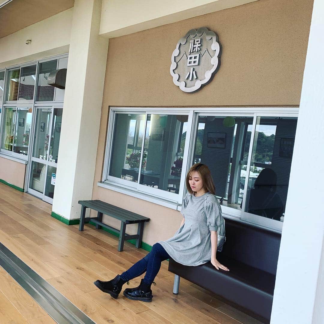 榎本温子さんのインスタグラム写真 - (榎本温子Instagram)「小学校の跡地を道の駅にした #保田小学校道の駅 へ行ってきました！わー、本当に学校だー😍教室に泊まれるプランもあるとのこと。なるほどお布団！ #instatrip #千葉 #chiba #千映え #school #japan」4月15日 19時27分 - atsuko_bewe