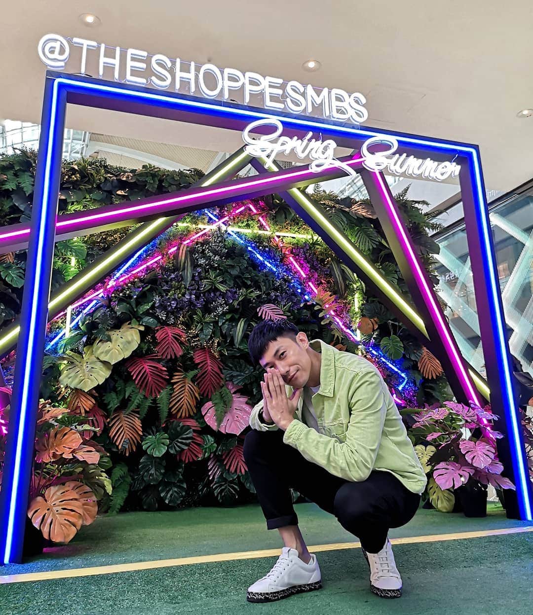 デスモンド・タンのインスタグラム：「The spring-summer sanctuary to get the first dibs in fashion, from new launches to exclusive pieces. See you here?  @TheShoppesMBS #TheShoppesMBS #SpottedatTheShoppes  P.S. Randomly doing an Asian squat to state the obvious of my unmistakable Asian heritage 😜」