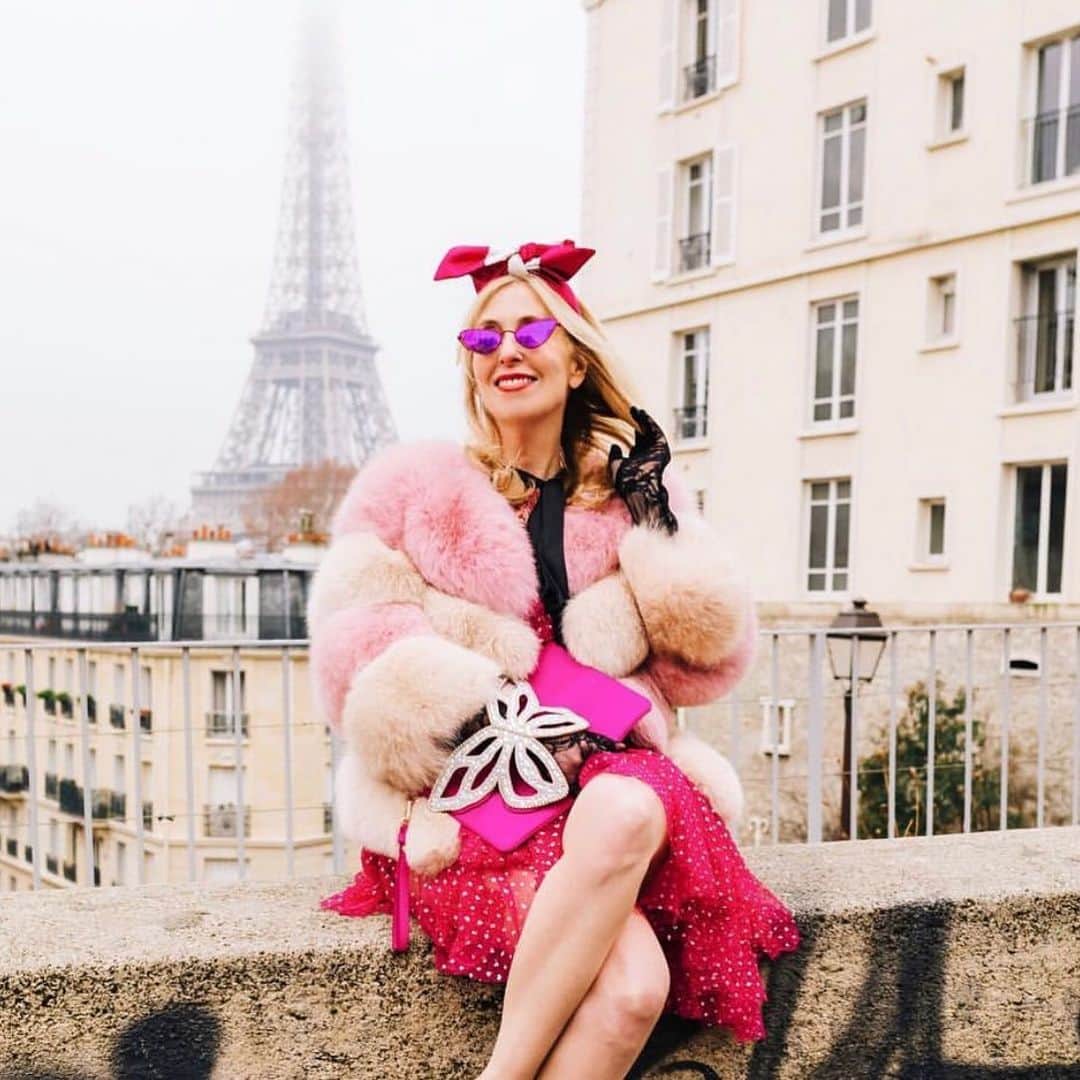 SOPHIA WEBSTERさんのインスタグラム写真 - (SOPHIA WEBSTERInstagram)「Pink in Paris 🦋 ‘Flossy’ is the perfect pouchette 👛Tap to shop 📸 @thejoyofj #SophiaWebster #SophiaWebsterBags」4月15日 19時30分 - sophiawebster