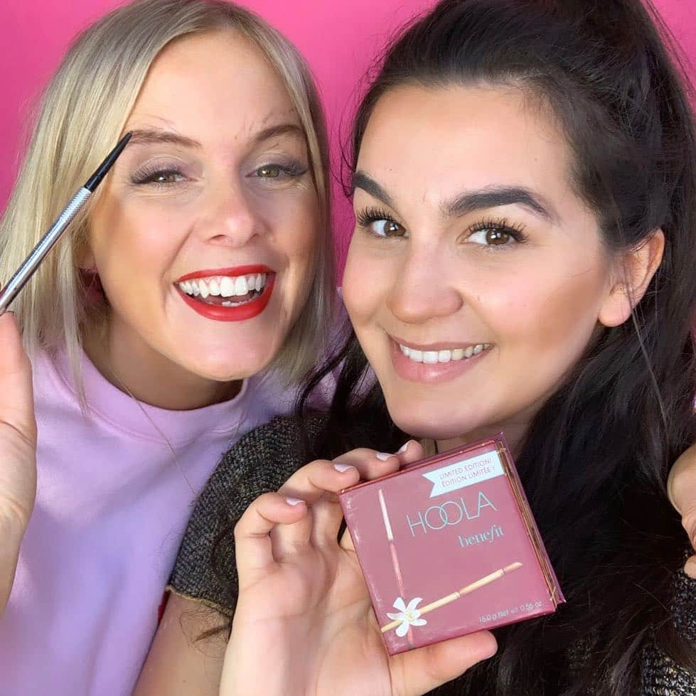 Benefit Cosmetics UKさんのインスタグラム写真 - (Benefit Cosmetics UKInstagram)「We are going EGGstra for Easter! 🐣With a week of challenges, games and prizes to be won 🎉 Check out our IG live to see how Lauren and Zoë created this EGGstra brow and bronzer look using #preciselymybrowpencil and #jumbohoola for challenge one of the week! 😂😂😂 Stay tuned for another EGGstra challenge tomorrow! #EGGstra #easter #benefit #beauty」4月15日 19時39分 - benefitcosmeticsuk