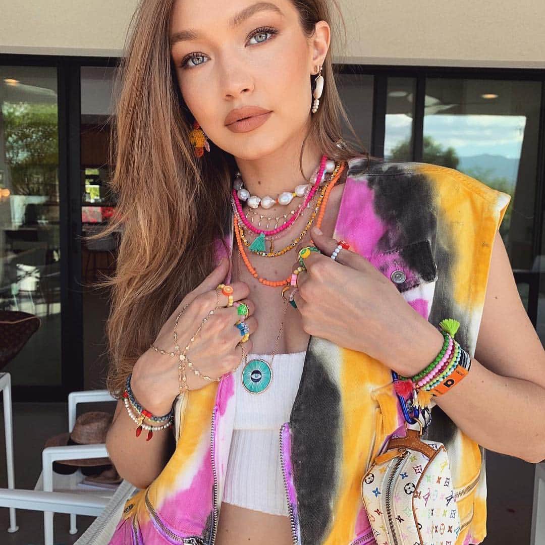 Blonde Saladさんのインスタグラム写真 - (Blonde SaladInstagram)「🌼COACHELLA 2019🌼: among hippie attitudes and streetwear contaminations, find on our mag the chart of our IT-Girls fav looks! ⚡️Who deserves a first place? 🎡 #theblondesalad #coachella2019 #looks #style #california #outfitinspo 📸 @valentinaferragni @haileybieber @veronicaferraro @winnieharlow @gigihadid」4月15日 19時37分 - theblondesalad