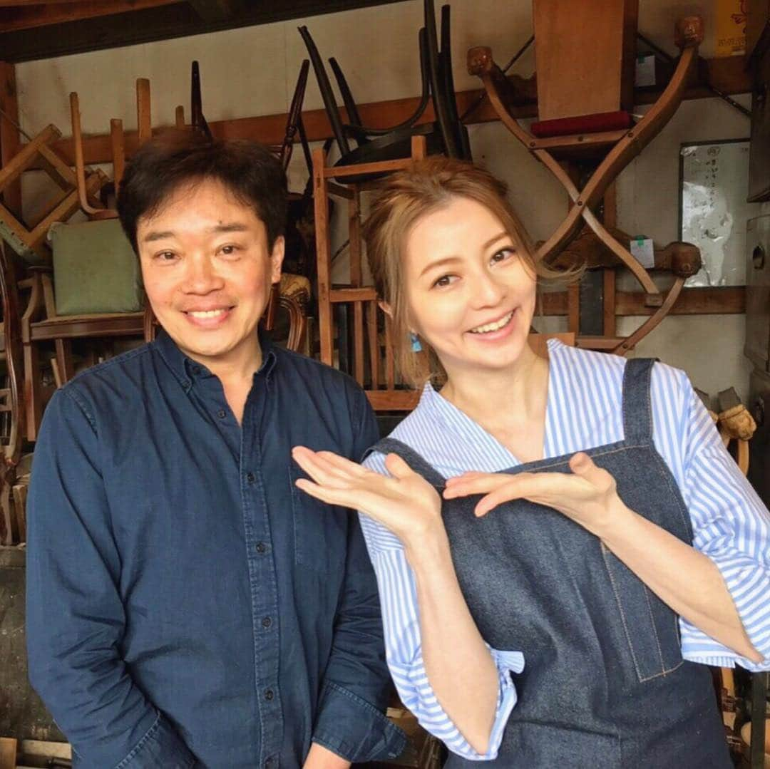 GINGERさんのインスタグラム写真 - (GINGERInstagram)「５月号香里奈連載「今、できること」では伝統的な和家具のリユースについて考えました😆 アンティーク山本商店さんにお邪魔して、香里奈も本棚📚修理のお手伝いをしましたよ✨ ３枚目は山本商店オーナーの山本明弘さんとの記念ショット📸🎶 #gingermagazine  #香里奈 #オフショット #山本商店 #和家具 #ginger #ジンジャー #gingerweb」4月15日 19時38分 - ginger_magazine