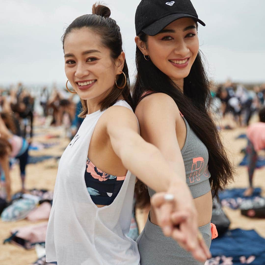 ROXY JAPANさんのインスタグラム写真 - (ROXY JAPANInstagram)「最初は朝のビーチYOGA 🧘‍♀️ @natsumi0086 & @seriakawachi  #runsupyoga」4月15日 19時49分 - roxyjapan