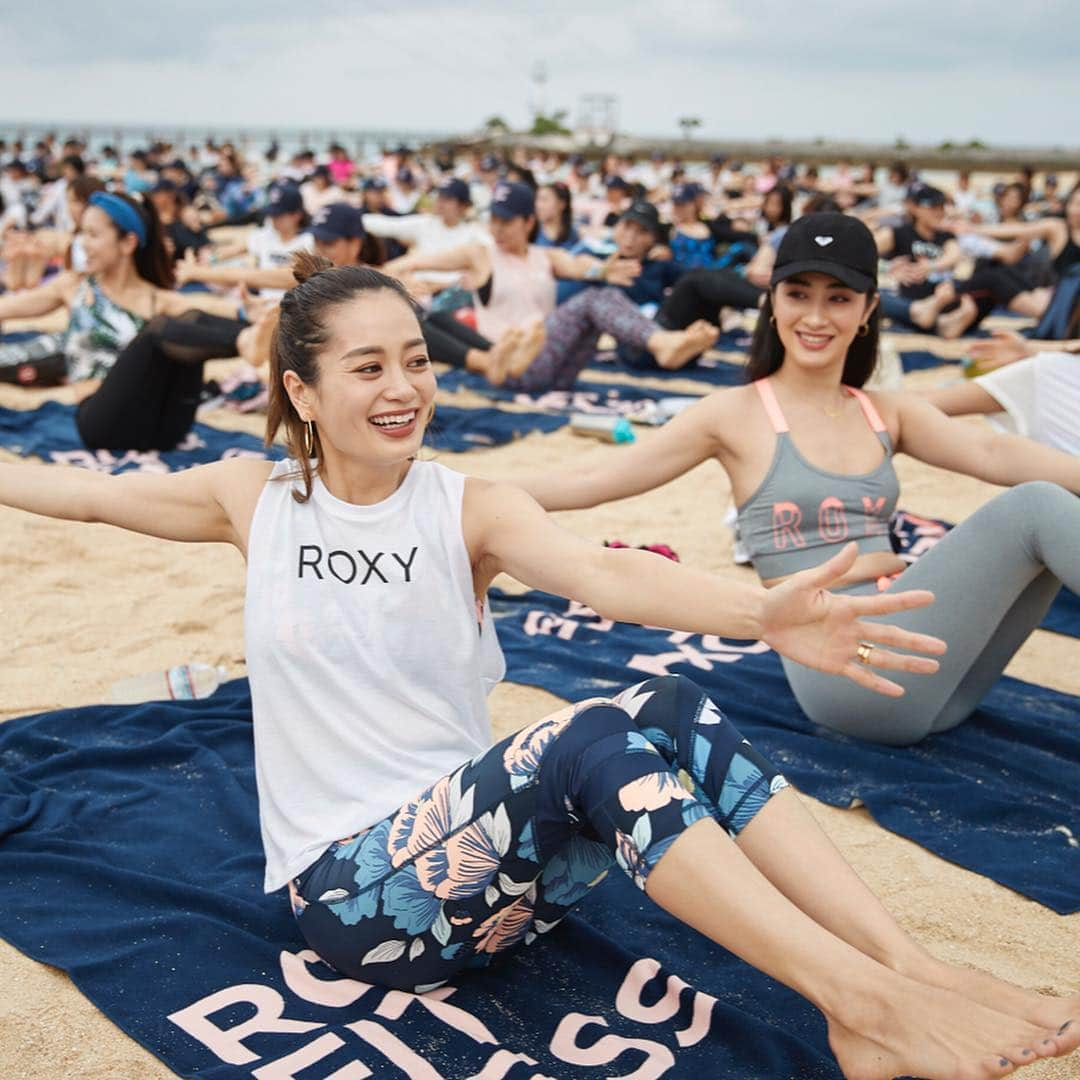 ROXY JAPANさんのインスタグラム写真 - (ROXY JAPANInstagram)「最初は朝のビーチYOGA 🧘‍♀️ @natsumi0086 & @seriakawachi  #runsupyoga」4月15日 19時49分 - roxyjapan