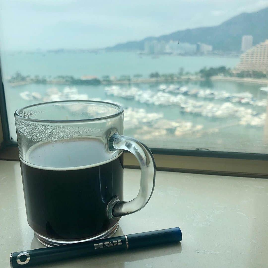 DR.VAPEさんのインスタグラム写真 - (DR.VAPEInstagram)「香港にて😊 部屋で海を眺めながら、コーヒーとDR.VAPEでまったりする休日の朝☀ 幸せなひと時です✨ ＊ ＊ #DRVAPE#VAPE#Hongkonga#China#sea#weekend#travelgram#traveltotheworld#instagood#travel#coffee #ドクターベープ#べイプ#香港#中国#海#コーヒー#週末#コーヒー好きな人と繋がりたい#世界旅行#健康#旅好きな人と繋がりたい#禁煙#禁煙グッズ#タバコ#禁煙したい#旅好き#海好きな人と繋がりたい#アジア旅行#タビ女」4月15日 19時42分 - dr.vape_official