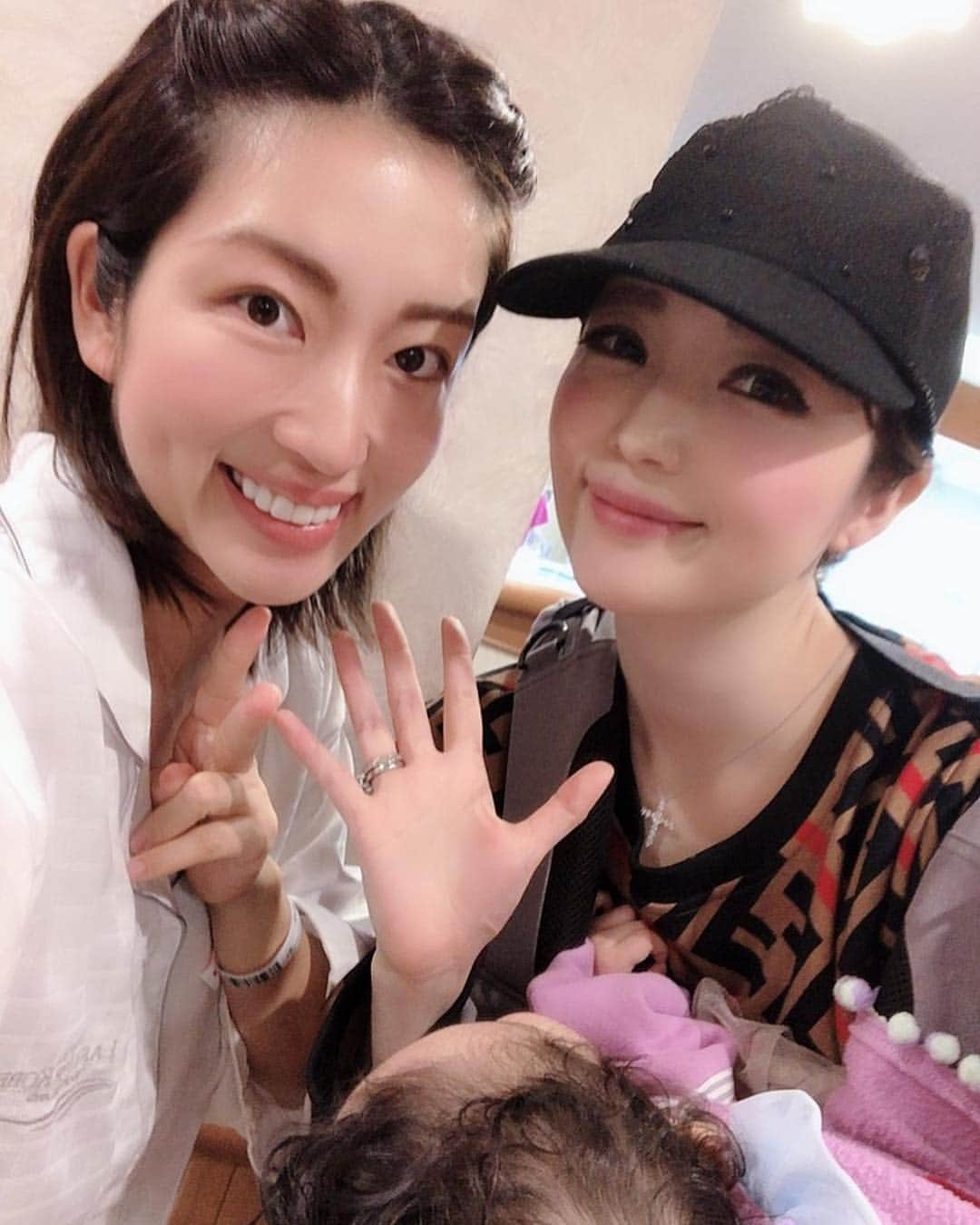 庄司ゆうこさんのインスタグラム写真 - (庄司ゆうこInstagram)「今日は森下悠里ちゃんが来てくれましたぁ(^^)悠里ちゃんは赤ちゃんいるので、中には入れずなのにわざわざプレゼントだけ持って来てくれ、受付で受け取りました💕めちゃくちゃ可愛い授乳服を頂いたので、早く体型戻してベビちゃんとお出掛けしたいな💕 あとは私が高校生のとき、マクドナルドでバイトしていた頃からの仲良し、えりちゃんも来てくれたぁー✨15歳からだから20年来の友人です(^^) あとはpsyメンバーかよさん&ゆーこちゃんやミラクルのりょうちゃんカップルが来てくれたりと嬉しい限り😂✨ 赤ちゃんもだいぶ目が開いてきたよ🤗 毎日表情変わるから見てて楽しい💕 #生後4日目#新生児#赤ちゃん#新米ママ#ママリ#入院中#母子同室#どんどん元気になる#回復力早い#先生に褒められた#毎日#友達たくさん#来てくれて#幸せ#入院生活#楽しい#まだまだいたい#ももちゃんです🤗」4月15日 19時43分 - yuko.shoji