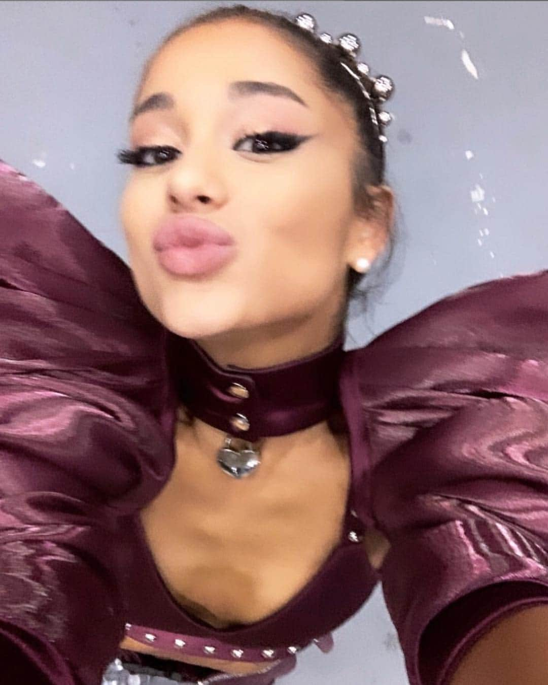 BBC Radioさんのインスタグラム写真 - (BBC RadioInstagram)「💋 When you’ve just headlined Coachella and smashed it. 📸: @arianagrande #arichella」4月15日 19時44分 - bbcradio1