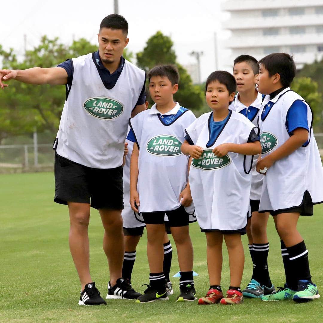 ラグビーワールドカップさんのインスタグラム写真 - (ラグビーワールドカップInstagram)「. 日本代表の田村優選手🇯🇵 . 沖縄で行われたラグビー教室で、地元の子供たちと交流しました👦👧 . #RWC2019 #Rugby #Rugbygram #Sport #Okinawa #RugbyJP #LandRover #LiveForTheCity #RugbySchool #RugbyClub #ImpactBeyond2019 #沖縄 #読谷村 #ラグビー日本代表 #ランドローバーマスコットキッズ2019 #ラグビー」4月15日 19時44分 - rugbyworldcupjp