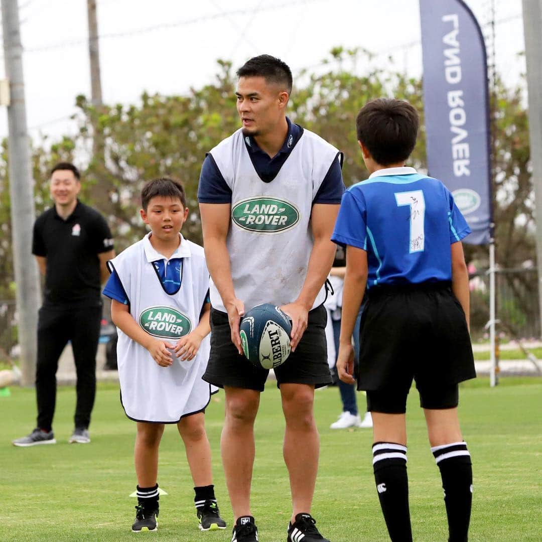 ラグビーワールドカップさんのインスタグラム写真 - (ラグビーワールドカップInstagram)「. 日本代表の田村優選手🇯🇵 . 沖縄で行われたラグビー教室で、地元の子供たちと交流しました👦👧 . #RWC2019 #Rugby #Rugbygram #Sport #Okinawa #RugbyJP #LandRover #LiveForTheCity #RugbySchool #RugbyClub #ImpactBeyond2019 #沖縄 #読谷村 #ラグビー日本代表 #ランドローバーマスコットキッズ2019 #ラグビー」4月15日 19時44分 - rugbyworldcupjp