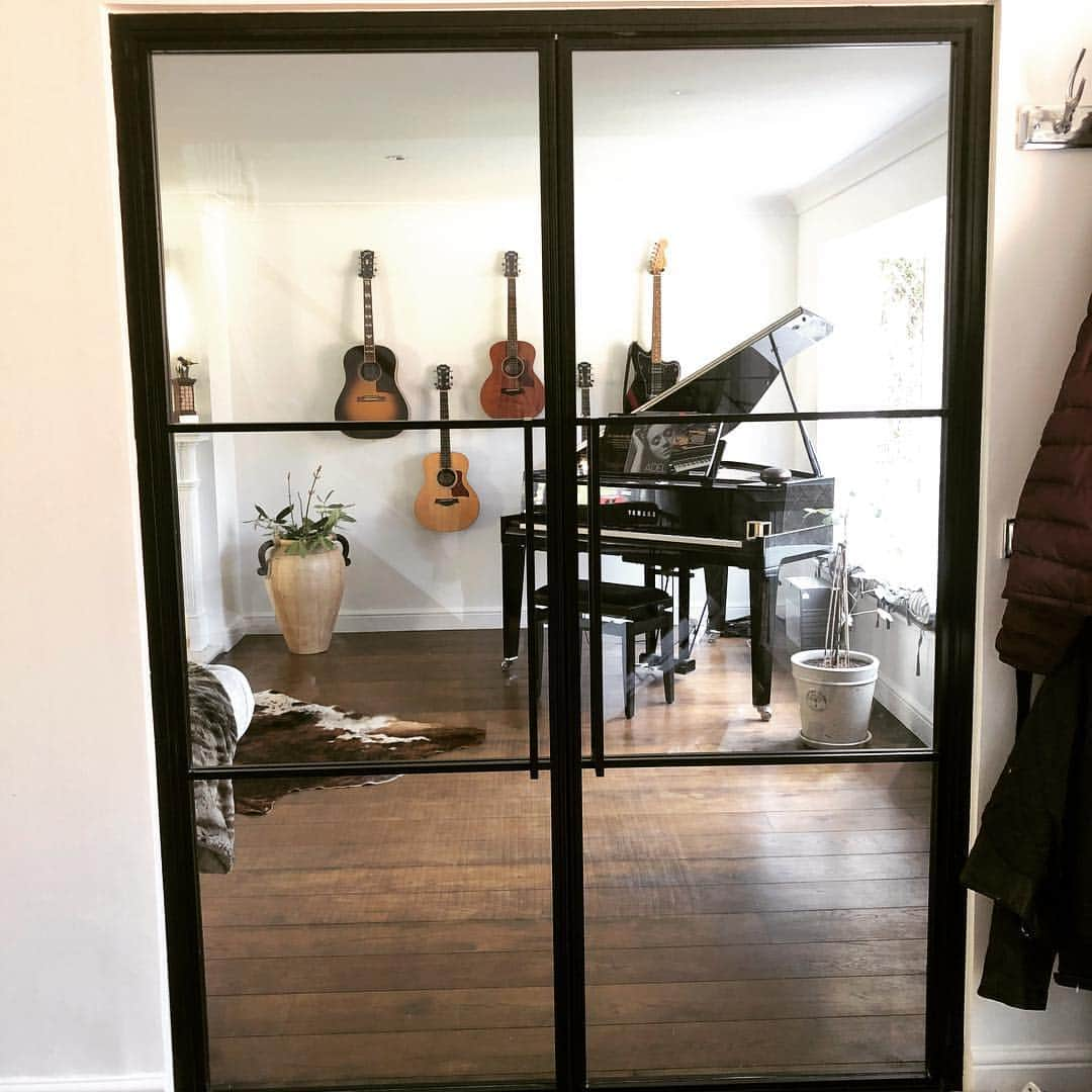 モンス・セルメルローさんのインスタグラム写真 - (モンス・セルメルローInstagram)「Swipe for before and after! A shoutout to my friends at @murum.stockholm who have made industrial glass doors affordable (they’re normally RIDICULOUSLY pricey). They have completely opened up our home and made it so much brighter. Best investment ever! And this is not an add in any way, just very happy with the service, product and price in comparison. #industrialdoors #murum」4月15日 19時45分 - manszelmerlow