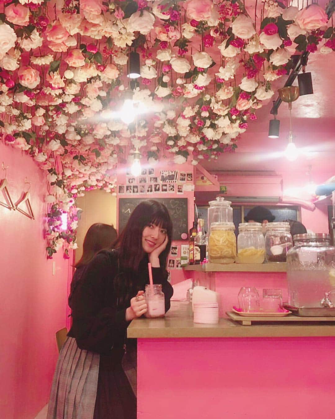 日下部美愛のインスタグラム：「💗 昨日Twitterに載せた可愛いカフェ！ 店内ピンクだらけでお花も沢山あって 居るだけで楽しかった〜〜〜 quluquluっていうカフェで浅草にあるよ🌹 . #quluqulu #cafe #photo #japan #model #me #code #fashion #makeup #followme #instagood #camera #한국 #맞팔 #사진 #데일리」