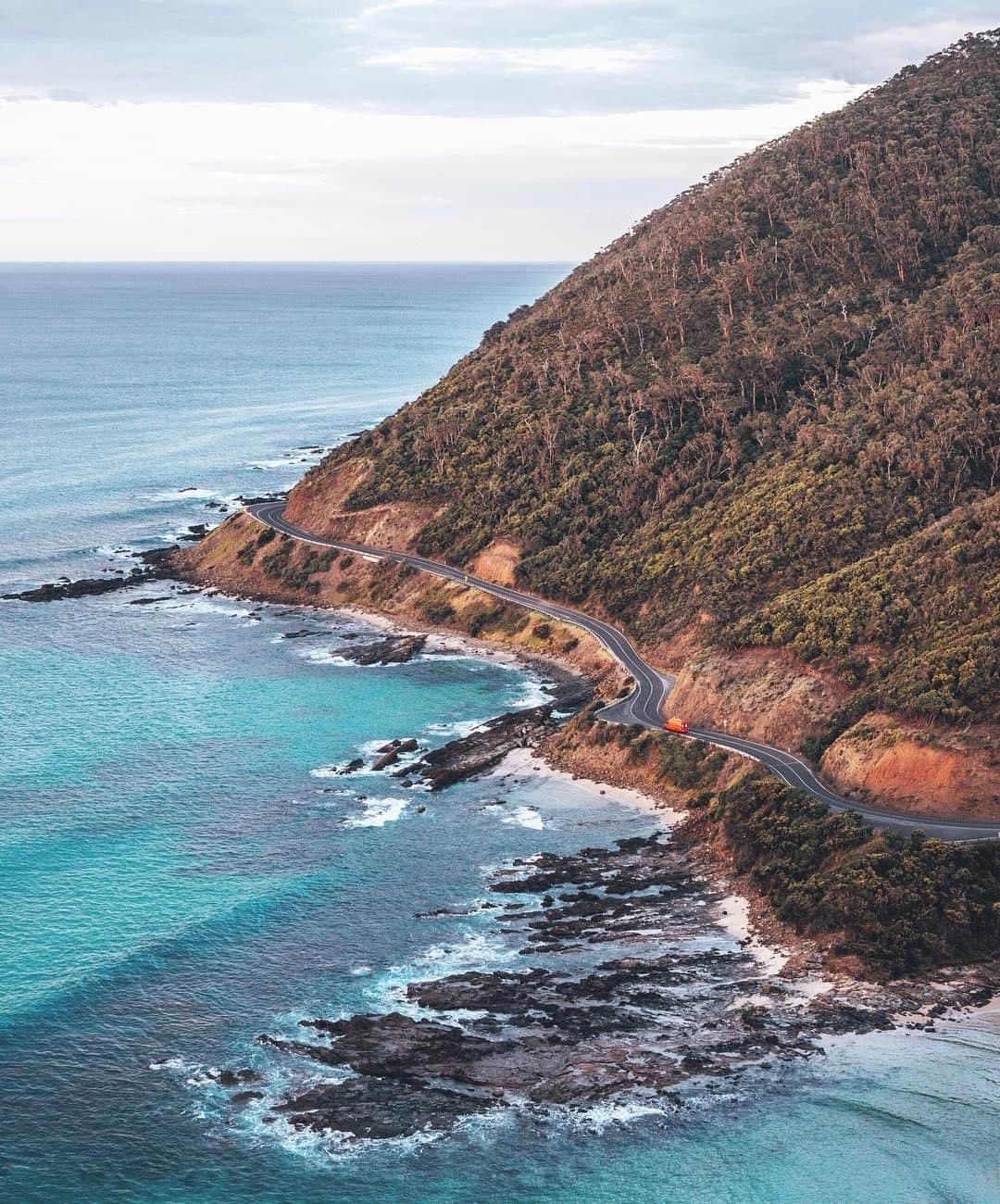 Australiaさんのインスタグラム写真 - (AustraliaInstagram)「We wholeheartedly agree with @we_who_roam’s rule of thumb in travel (and life) ➡️ “ALWAYS take the scenic route” 🚐  This travelling duo have been exploring the incredible @visitgreatoceanroad recently and shared the useful tip that travelling at sunrise is the key to “blissfully empty roads” in this popular part of Victoria 👍 It also happens that the scenery along this coastal route looks pretty darn spectacular at sunrise, so it’s a win-win situation really! After an early start, keep up your energy levels with plenty of coffee stops along the way, try @thebottleofmilk, @wyegeneral and @mobytorquay_ for an excellent brew.  #seeaustralia #visitvictoria #greatoceanroad #travel #roadtrip」4月15日 20時00分 - australia