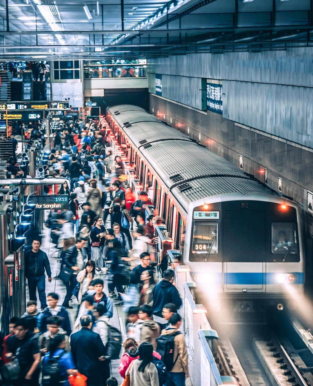 樂さんのインスタグラム写真 - (樂Instagram)「Blue Monday 🚇 中正紀念堂站 台北人的日常，這張很符合藍色星期一的心情！ #taiwan#taipei - 我統稱這是hzy色調 @hzy.s」4月15日 20時00分 - ygt1016