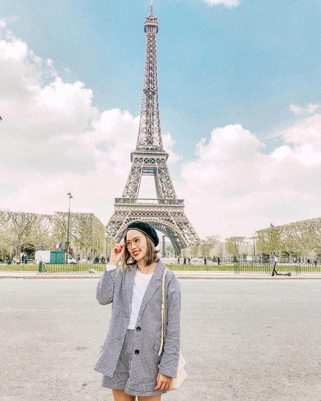 井村亜里香さんのインスタグラム写真 - (井村亜里香Instagram)「夢に描いていたParis🇫🇷 エッフェル塔を目の前にしたら 上京してきた日の気持ちを思い出しました😌 新月の日🌑に手帳の裏にいつも書いていた 「パリに仕事で行く！」が実現した事が 今でも信じられない😢 これからも叶えたい夢を描き続けていこう！！！👊🏻 メンバーにも恵まれて 一生忘れられないステップできた刺激的な旅だった☺️ 無事に日本に帰国したよ～🇯🇵 ・ #paris#paristravel #latoureiffel #eiffel #arika_travel #francetravel#france#francetrip #フランス旅行#南フランス#パリ #パリ旅行#海外旅行#エッフェル塔」4月15日 20時02分 - arika_imura