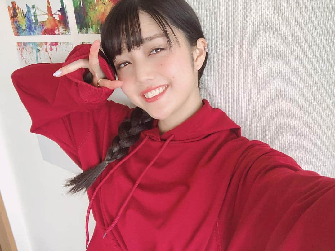 松川菜々花さんのインスタグラム写真 - (松川菜々花Instagram)「今日暖かかったから羽織りものなし👗♡ ・ ・ @17kg_official  のパーカー☺︎ ・ ・ ショート丈でウエスト部分が、キュッてなってるからウエストラインが痩せて見える♡ ・ ・ #パーカー #イチナナキログラム  #赤パーカー #ショート丈 #フードパーカー #春コーデ #楽チンコーデ #お花見コーデ #ななコーデ #松川菜々花 #韓国 #韓国コーデ #ファッション #カジュアル #カジュアルコーデ #シンプルコーデ」4月15日 20時02分 - matsukawa__nanaka