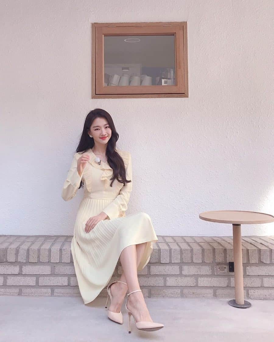 チャン・ヒジンのインスタグラム：「노랑노랑~ #봄 #개나리 #설렘」
