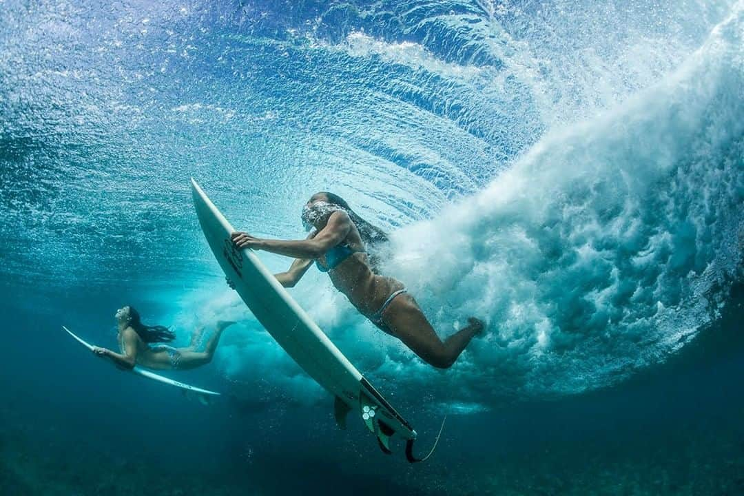 ナショナルジオグラフィックさんのインスタグラム写真 - (ナショナルジオグラフィックInstagram)「Photo by Paul Nicklen @paulnicklen | Beneath the crashing waves of Makaha beach, Ha'a Keaulana and Maili Makana dive below the surface to avoid being swept to shore as they await the perfect wave to ride. In this small Hawaiian town, it’s not about the surfboards, bathing suits, brands, or money. Instead, it’s all about the sport and being a part of the ocean and community. While this tropical environment was the opposite of my usual polar expeditions, I only felt gratitude for this experience and for being welcomed so graciously into Hawaiian culture. #FollowMe at @PaulNicklen for more #underwaterphotography! #Hawaii #surfing #ocean #community」4月15日 20時07分 - natgeo