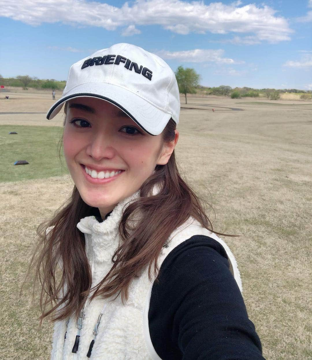 夏美さんのインスタグラム写真 - (夏美Instagram)「今日は 神社に行く予定➡️ゴルフ に急遽変更⛳️🏌️‍♀️ 2ヶ月以上ぶりにコース行けた❗️❗️😆☝︎ スコアは107⛳️ コンスタントに100切りたいな〜 それにはもっと練習しないと無理か😂笑 それにしてもやっぱりゴルフっていいですね〜❤️ ちなみに今日のウェアは全身 @briefing_official ❗️ ※画像編集のため一度投稿消しちゃいました💦 いいね&コメントくださった方すみません（ ; ; ） ＊ ＊ #ゴルフ  #ゴルフ女子  #ゴルフウェア  #ブリーフィング #ブリーフィングゴルフ  #koshigayagolfclub  #briefing  #briefinggolf」4月15日 20時09分 - natsumisaito333