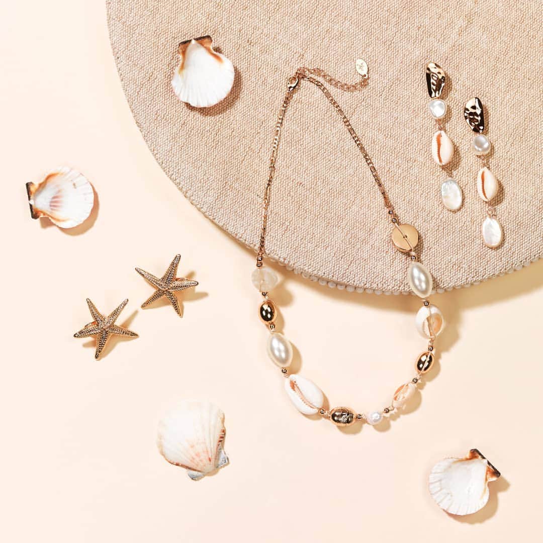 のインスタグラム：「Carry a bit of the beach with you everywhere you go with our NEW in trending pieces. From shell-strung necklaces to gold star fish earrings, enjoy jewellery inspired by the beauty of the sea. 🐚  Shell necklace (🔍: 6855558100) Shell earrings (🔍: 6948048100)  Star fish earrings (Available in store, online soon!) Tap the link in the bio to shop now.  #Accessorize」