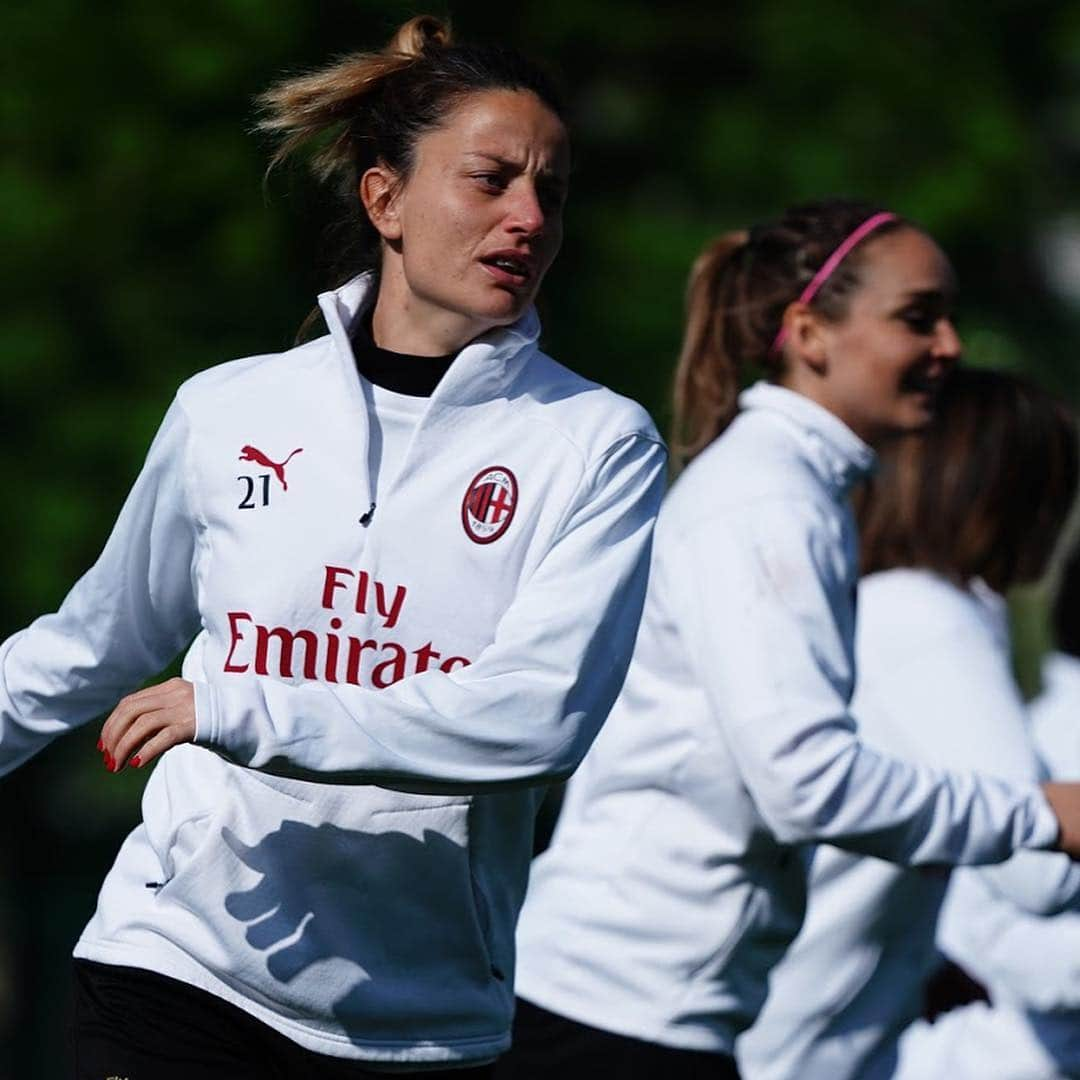 ACミランさんのインスタグラム写真 - (ACミランInstagram)「2 days to go to the semi-final second leg: #JuveMilan up next. C'mon, Rossonere! 💪🏼 #CoppaItaliaFemminile: -2 al ritorno della Semifinale con la Juve. Forza ragazze! ❤🖤 #ForzaMilan」4月15日 20時23分 - acmilan